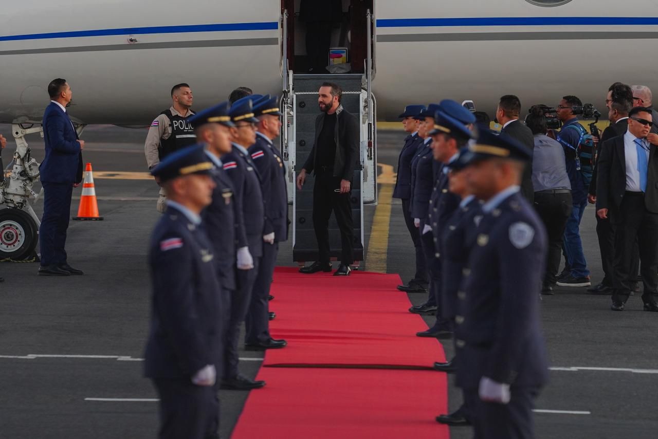 Hombre presidente de El Salvador en Costa Rica